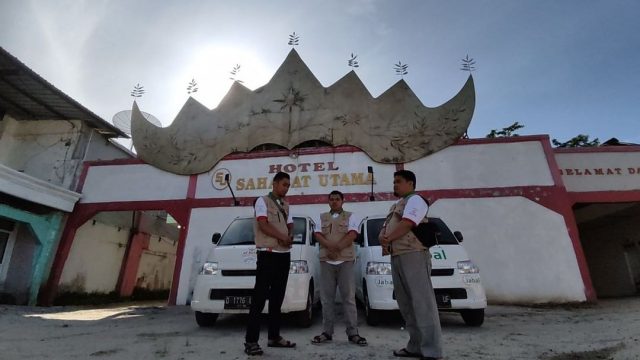 LAZIZWAF Pesantren Al Hilal Salurkan Wakaf Quran di Lampung Barat dan Pesisir Barat