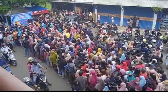 Operasi Pasar Minyak Goreng di Lampura Berujung Penjarahan