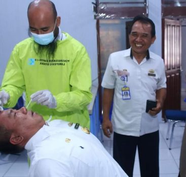 Tekan Penyebaran Covid-19, Para Pegawai Diskominfo Lampura Jalani Tes Swab