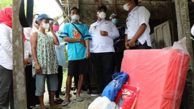 Bupati Lamsel Berikan Bantuan Bedah Rumah kepada Warga Desa Bali Agung