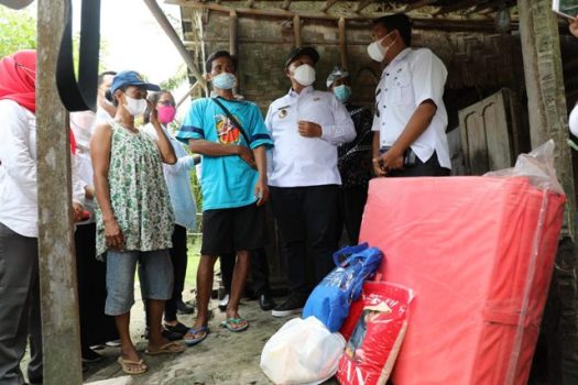 Bupati Lamsel Berikan Bantuan Bedah Rumah kepada Warga Desa Bali Agung