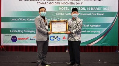 Herman HN Terima Penghargaan dari Ikatan Apoteker Indonesia