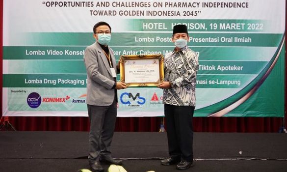 Herman HN Terima Penghargaan dari Ikatan Apoteker Indonesia