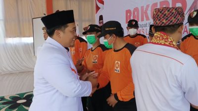 Bantu Warga, PKS Lampura Lantik Puluhan Relawan