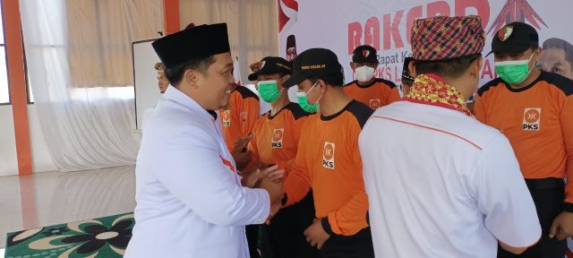Bantu Warga, PKS Lampura Lantik Puluhan Relawan