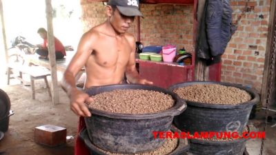 Budidaya Ikan Patin, Agar Untung Makin Besar Rudi Buat Pakan Sendiri