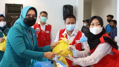 Tinjau Vaksinasi Booster Covid-19, Ketua TP PKK Lampung Bagikan Bingkisan