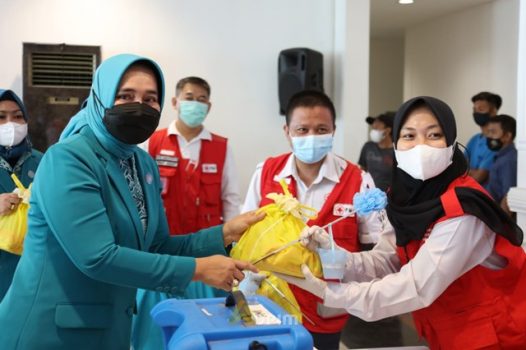 Tinjau Vaksinasi Booster Covid-19, Ketua TP PKK Lampung Bagikan Bingkisan 