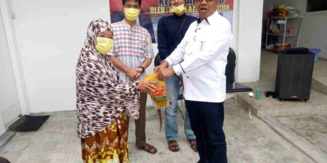 Reses di Bandarlampung, Azwar Yacub Bagikan Minyak Goreng