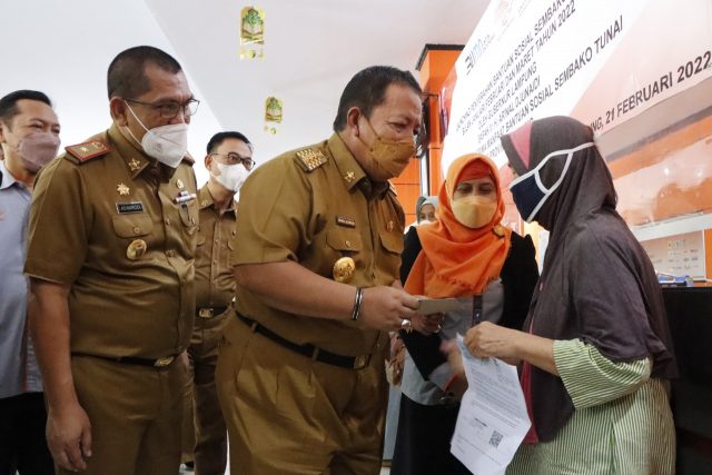 Gubernur Lampung Resmikan Penyerahan Bantuan Sosial Sembako Tunai Kepada Keluarga Penerima Manfaat