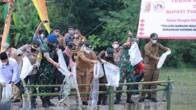 Bupati Winarti Tebar 50 Benih Ikan Nila Nirwana di Sungai Tulangbawang