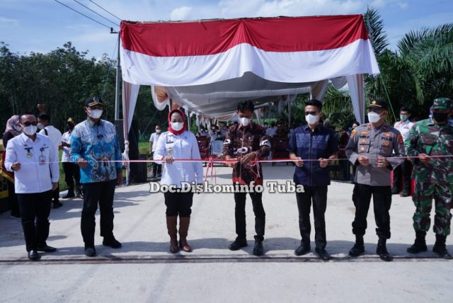 Bupati Tulangbawang Resmikan Jembatan Way Badar 1 dan Taman Padiku