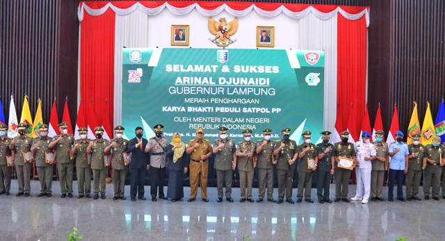 Gubernur Lampung Arinal Djunaidi Terima Penghargaan Karya Bhakti Peduli Satpol PP dari Mendagri