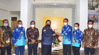 Gubernur Lampung Terima Penghargaan Inisiator Olahraga Indonesia 2022 dari SIWO PWI Pusat