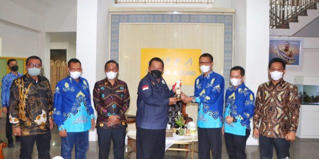 Gubernur Lampung Terima Penghargaan Inisiator Olahraga Indonesia 2022 dari SIWO PWI Pusat