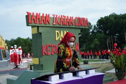 HUT ke-25 Kabupaten Tulangbawang, Bupati Winarti Resmikan Taman Ikatan Cinta