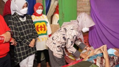 TP PKK Lamsel Berikan Bantuan Kebutuhan Pokok dan Pengobatan Keluarga Kurang Mampu