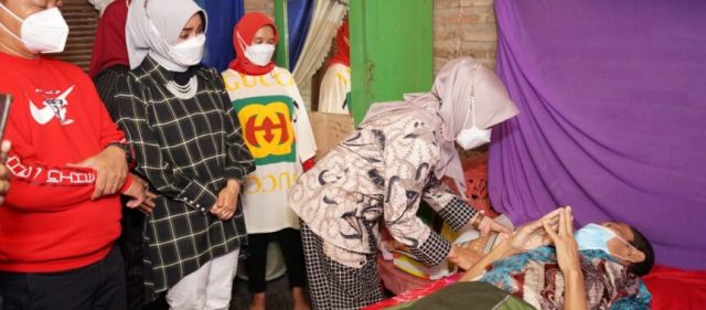 TP PKK Lamsel Berikan Bantuan Kebutuhan Pokok dan Pengobatan Keluarga Kurang Mampu
