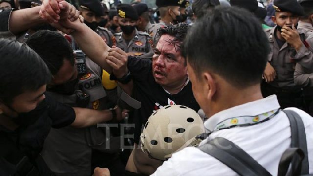 Ade Armando Babak Belur Dikeroyok Massa di Lokasi Demo Mahasiswa, Ini Kronologinya