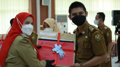 Walikota Bandarlampung Menyerahkan SPPT dan DHKP PBB P2 Tahun 2022