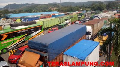 Antrean Kendaraan Mengular di Dermaga 3 Pelabuhan Bakauheni