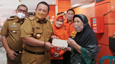 Gubernur Arinal Serahkan BLT Minyak Goreng dan Bantuan Program Sembako Tunai untuk 687.090 Keluarga