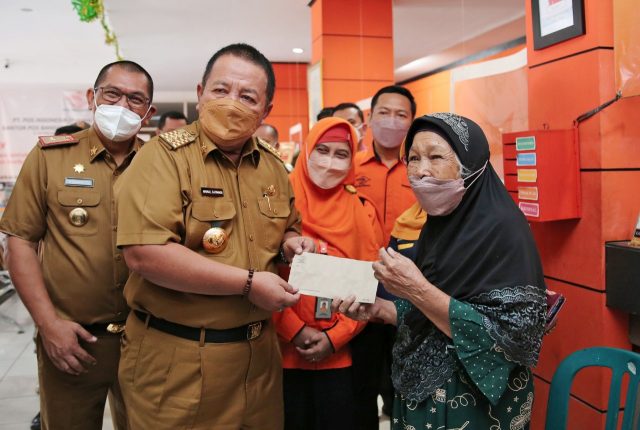 Gubernur Arinal Serahkan BLT Minyak Goreng dan Bantuan Program Sembako Tunai untuk 687.090 Keluarga