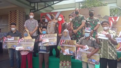 Kodim Bandarlampung Serahkan Bantuan Tunai untuk Para PKL dan Nelayan