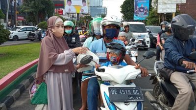 Butik Ailaa Shop Bagikan Ratusan Takjil dan Nasi Kotak