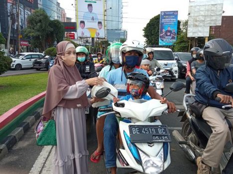 Butik Ailaa Shop Bagikan Ratusan Takjil dan Nasi Kotak