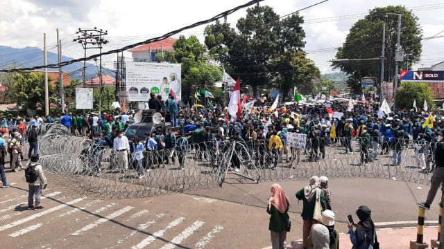 Ribuan Mahasiswa Lampung Berunjuk Rasa di DPRD Lampung
