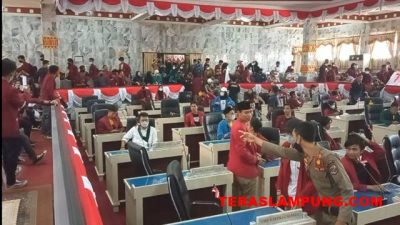 Mahasiswa Pengunjuk Rasa Duduki Ruang Paripurna DPRD Lampura