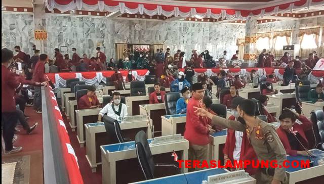 Mahasiswa Pengunjuk Rasa Duduki Ruang Paripurna DPRD Lampura