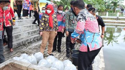 Walikota Eva Dwiana Tebar 10 Ribu Bibit Ikan Nila dan Ikan Mas di Embung Korpri