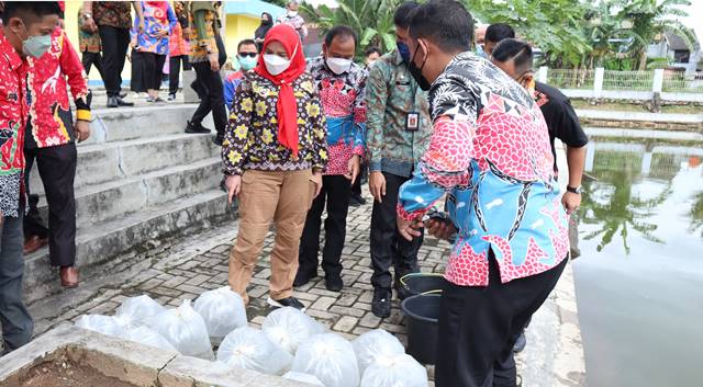 Walikota Eva Dwiana Tebar 10 Ribu Bibit Ikan Nila dan Ikan Mas di Embung Korpri