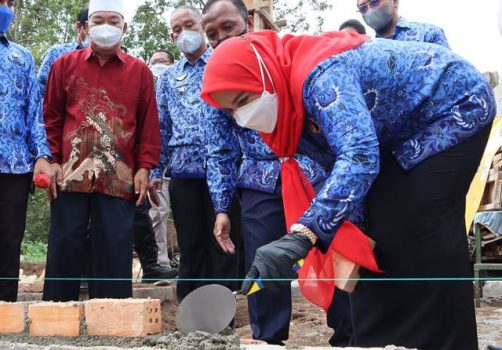 Walikota Eva Dwiana Lakukan Peletakan Batu Pertama Pembangunan Masjid di Kemiling