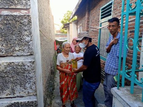 KNPI Bandarlampung Bagikan Minyak Goreng di Kecamatan Enggal