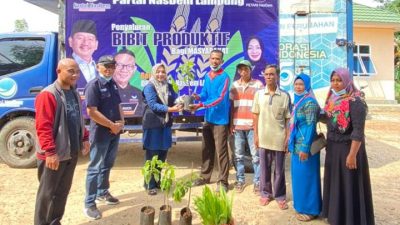 Nasdem Lampung Serahkan Ribuan Bibit di Dua Kecamatan di Lampung Tengah