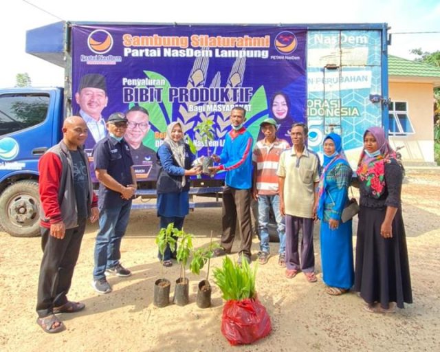 Nasdem Lampung Serahkan Ribuan Bibit di Dua Kecamatan di Lampung Tengah