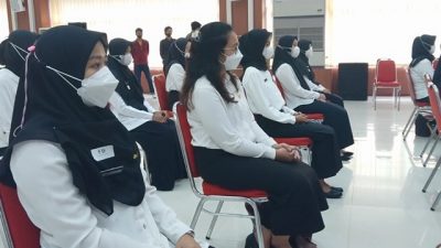 Walikota Eva Dwiana Serahkan 49 SK PNS Farmasi