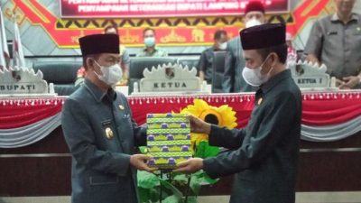 Bupati Lampura Sampaikan Dua Raperda ke Legislatif