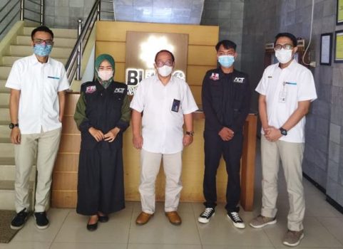 Zakat Profesi Karyawan,  Bulog Lampung Serahkan Paket Sembako Melalui ACT 