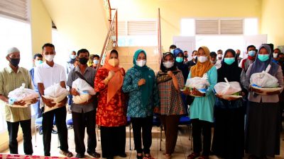 Ketua TP PKK Lampura Serahkan Bantuan Sembako untuk Para Pramu Kebersihan dan Sopir Pemkab