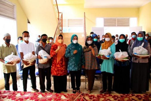 Ketua TP PKK Lampura Serahkan Bantuan Sembako untuk Para Pramu Kebersihan dan Sopir Pemkab