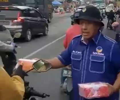 Bagikan Takjil Gratis, Nasdem Lampung Gandeng UMKM