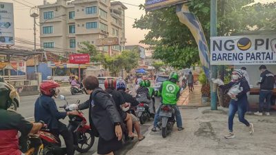 DPW Nasdem Lampung Bagikan Takjil di Jl A Yani Bandarlampung