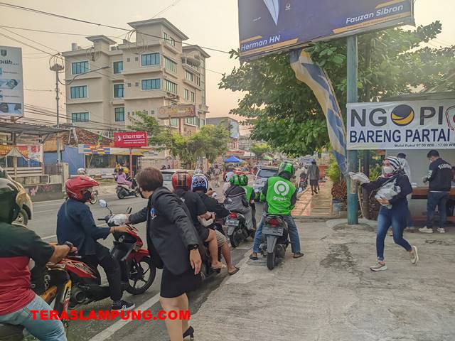 DPW Nasdem Lampung Bagikan Takjil di Jl A Yani Bandarlampung