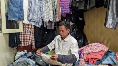 Warga Bandarlampung Ini Menikmati Legitnya Bisnis Baju ‘Second’ Bermerek