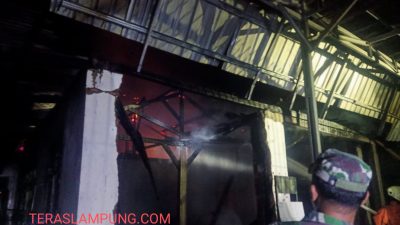 Ditinggal Mudik, Toko Keramik di Metro Utara Ludes Terbakar