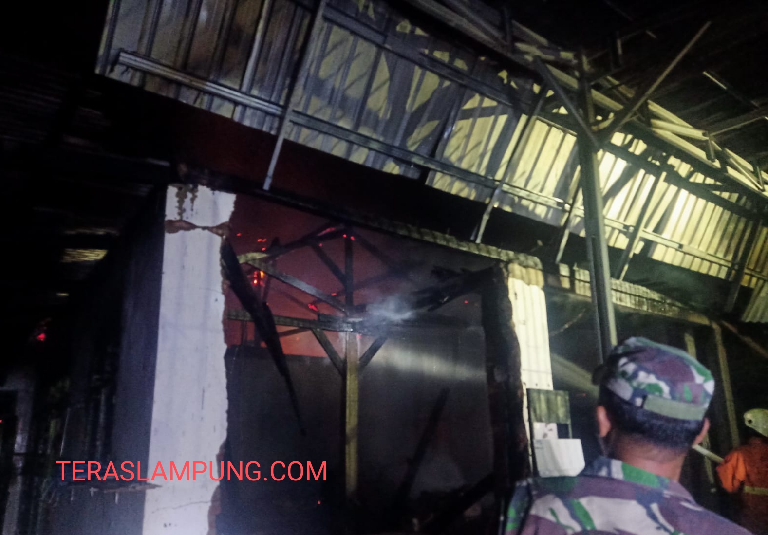 Ditinggal Mudik, Toko Keramik di Metro Utara Ludes Terbakar